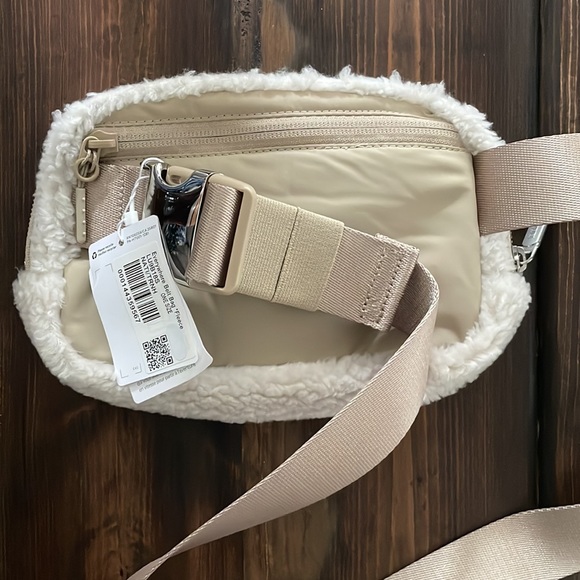 Lululemon fleece everywhere belt bag NWT - Picture 3 of 3